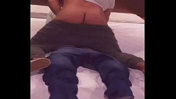 Compa de clases me hace el amor con ropa