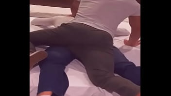 Compa de clases me hace el amor con ropa