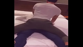 Compa de clases me hace el amor con ropa