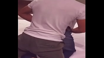 Compa de clases me hace el amor con ropa