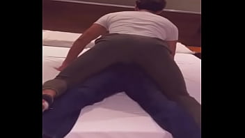 Compa de clases me hace el amor con ropa