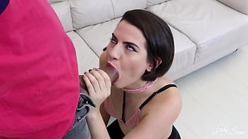 Ele me convenceu a deixar ele foder meu cuzinho com seu pauzão enorme