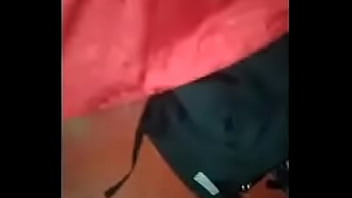 Echamos un polvo arriesgado en el baño del cine al final me trago el semen