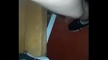 Echamos un polvo arriesgado en el baño del cine al final me trago el semen