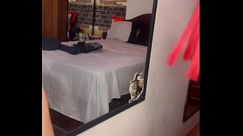 Dos maduras venezolanas hacen un trío con un joven inexperto ecuatoriano