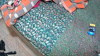 Flagra de traição madrasta se masturba enquanto seu enteado a grava