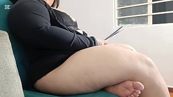 Mi hermanastra universitaria esta estudiando y yo llego a ayudarla con mi verga en su gran coño