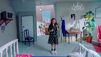 Chicas lesbianas atrevidas besándose fuertemente