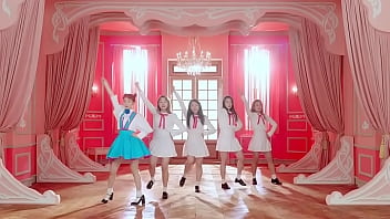 Chicas lesbianas atrevidas besándose fuertemente