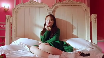 Chicas lesbianas atrevidas besándose fuertemente