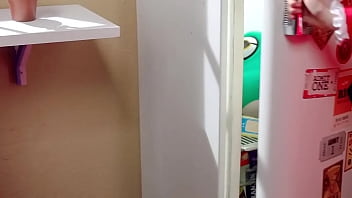 Chicas lesbianas atrevidas besándose fuertemente