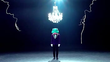 Chicas lesbianas atrevidas besándose fuertemente