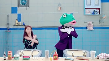 Chicas lesbianas atrevidas besándose fuertemente