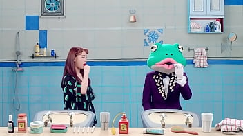 Chicas lesbianas atrevidas besándose fuertemente