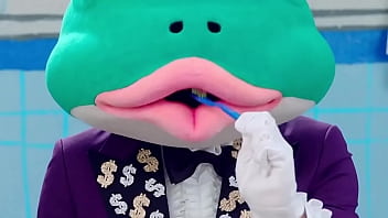 Chicas lesbianas atrevidas besándose fuertemente