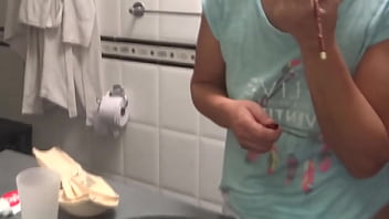 During the orgasm i receive a big cumshot on my tits they bathe me in milk