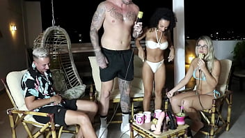 A última posição que eles transaram e acariando o pé da loira gostosa bruna e ale sheer red