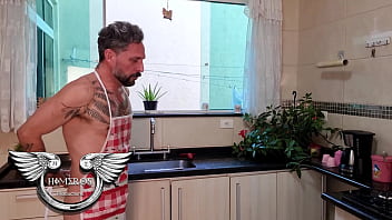 Fiz o café da manhã pra minhas colegas de quarto e acabei virando o prato principal completo no sheer red