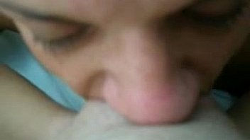 Amateur teeny masturbiert und blowjob