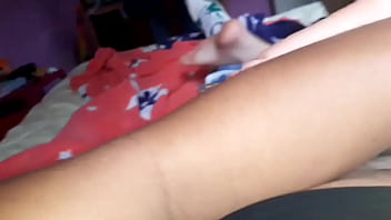 Me queso a solas con mi hermanastro el no se da cuenta que lo veo pajearse