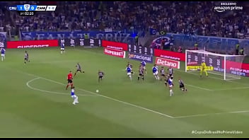 Kaio fazendo o galo de galinha