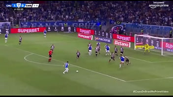 Kaio fazendo o galo de galinha