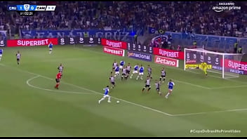 Kaio fazendo o galo de galinha