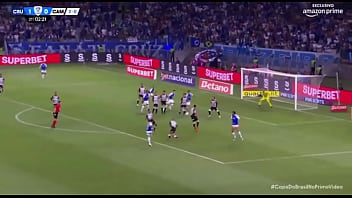 Kaio fazendo o galo de galinha