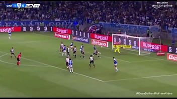 Kaio fazendo o galo de galinha