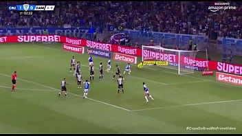 Kaio fazendo o galo de galinha