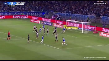 Kaio fazendo o galo de galinha