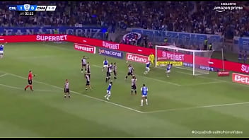 Kaio fazendo o galo de galinha