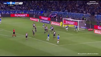 Kaio fazendo o galo de galinha