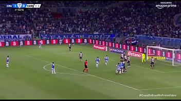 Kaio fazendo o galo de galinha