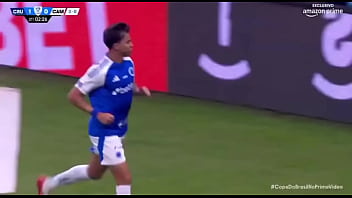 Kaio fazendo o galo de galinha