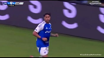 Kaio fazendo o galo de galinha