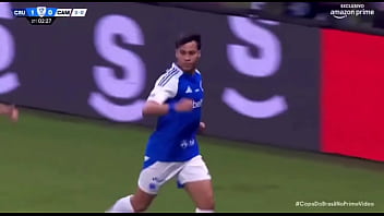 Kaio fazendo o galo de galinha