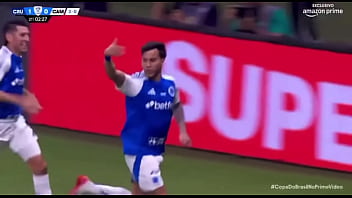 Kaio fazendo o galo de galinha