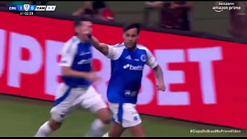 Kaio fazendo o galo de galinha