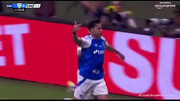 Kaio fazendo o galo de galinha