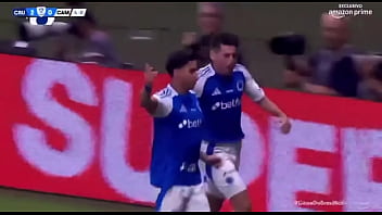 Kaio fazendo o galo de galinha