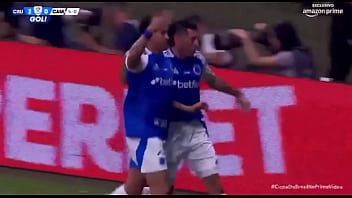 Kaio fazendo o galo de galinha