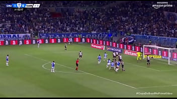 Kaio fazendo o galo de galinha