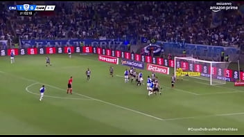 Kaio fazendo o galo de galinha