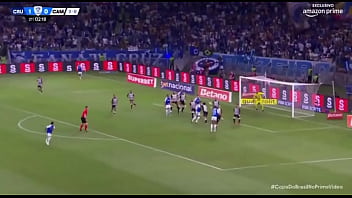 Kaio fazendo o galo de galinha