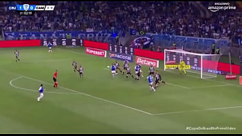 Kaio fazendo o galo de galinha