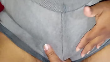 Milf gozando nas calças
