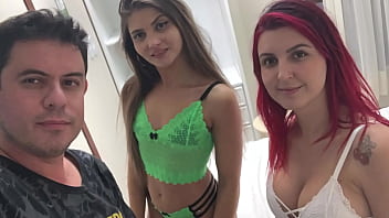 Loirinha e ruiva na competição de chupada