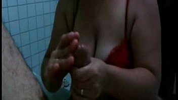 Esposa batendo punheta no marido