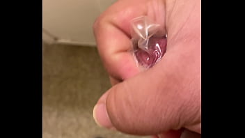 Masturbándome con un condon